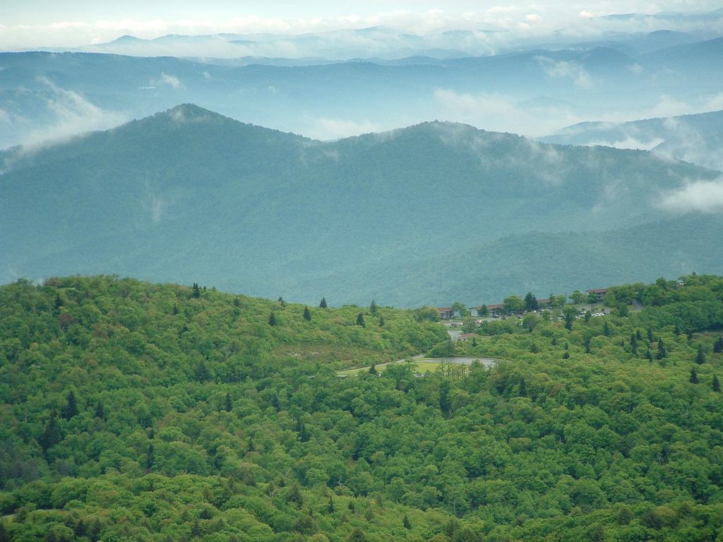 The Pisgah Inn as seen from the summit of Mount Pisgah, with Pisgah National Forest beyond.