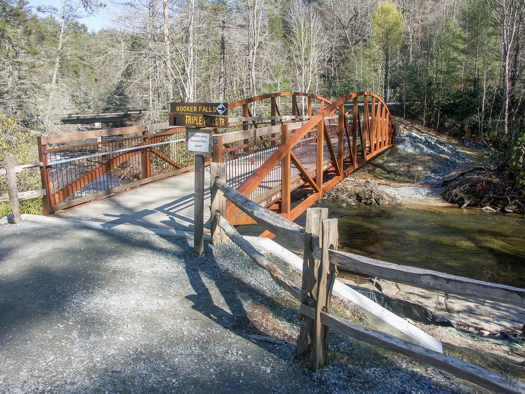 New footbridge at the Hooker Falls parking area and Hooker Falls and Triple Falls trail junction.