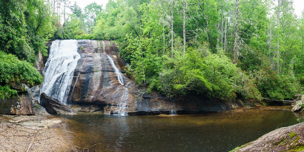 Panoramic view of the falls and plunge pool. Panoramic view of the falls and plunge pool.